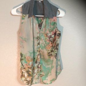 Floral top with denim looking collar. Size small